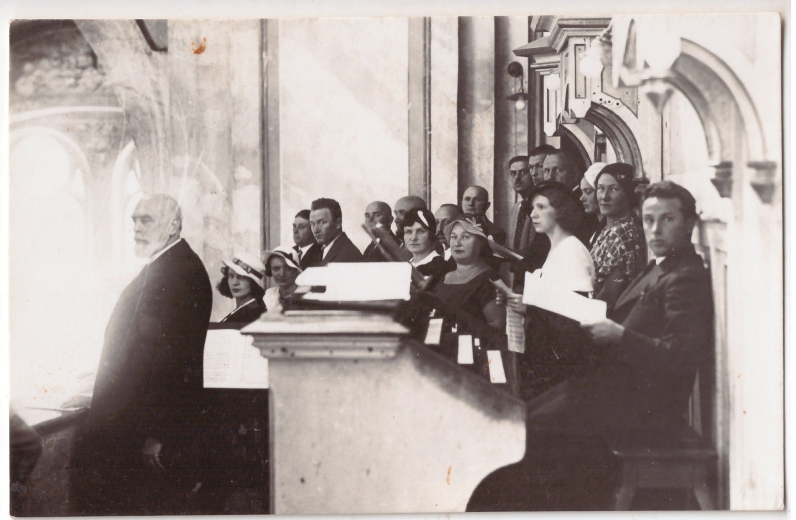 364. Juozas Naujalis su choru