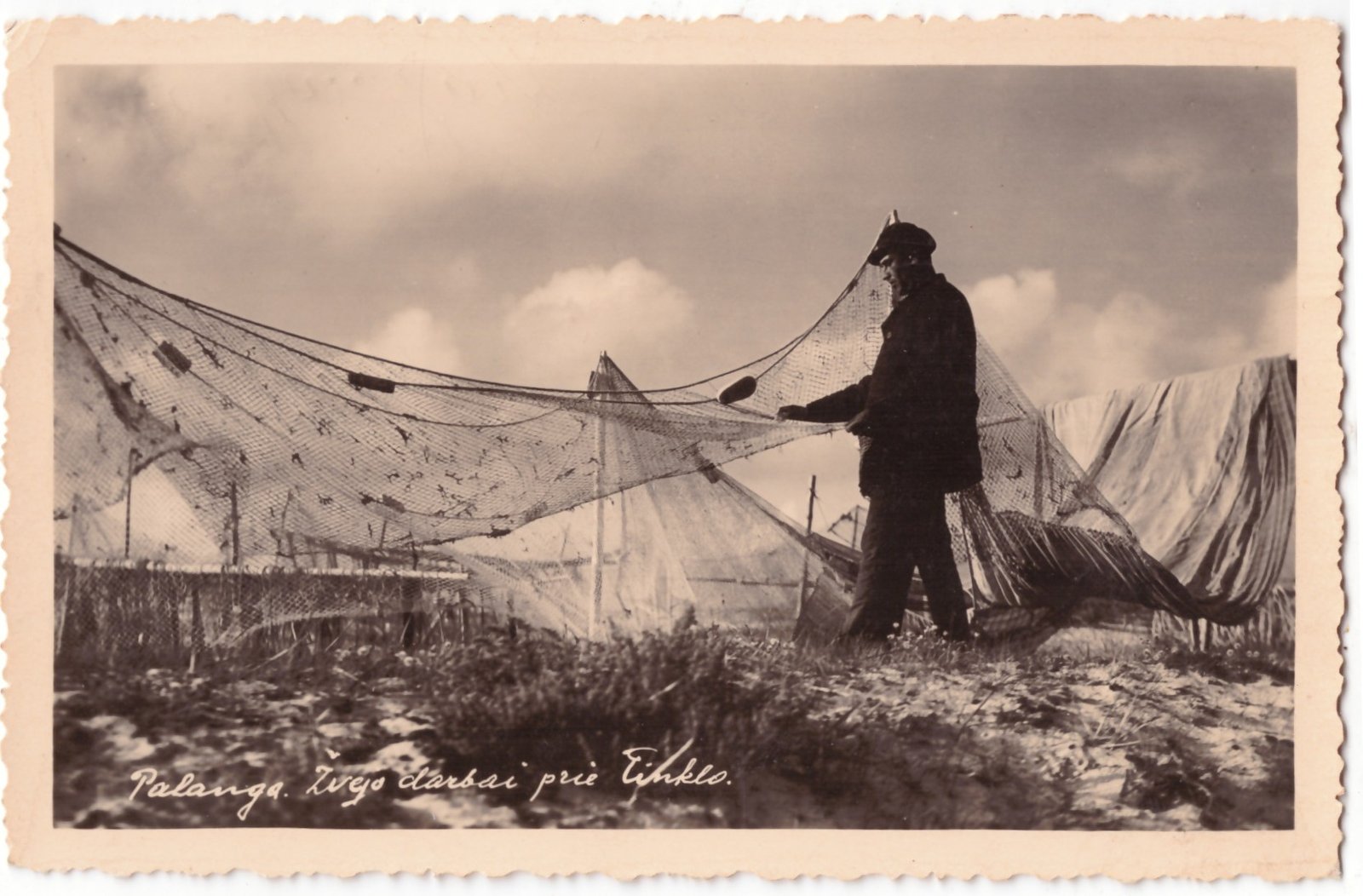 394. Palanga, žvejas tvarko tinklus