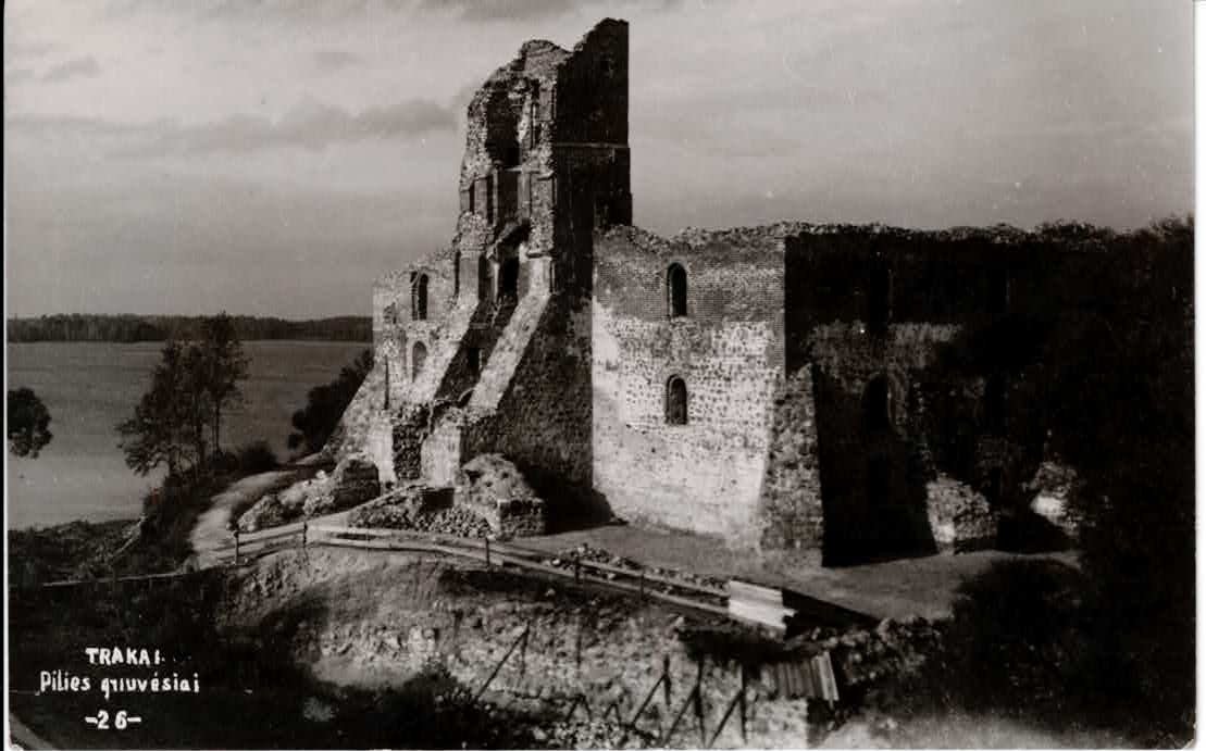 451. Trakai pilies griuvėsiai