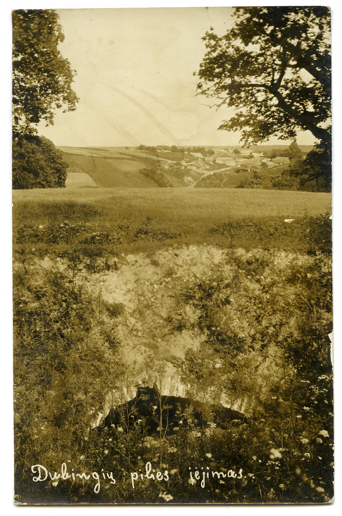 444. Dubingių piliakalnio pilies rūsiai.