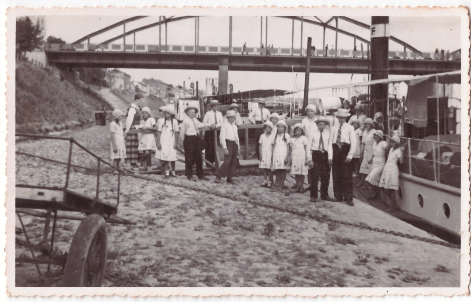 445. Kaunas garlaivis po tiltu