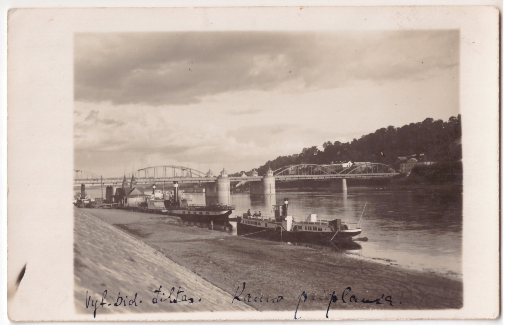 447. Kaunas garlaiviai prieplaukoje