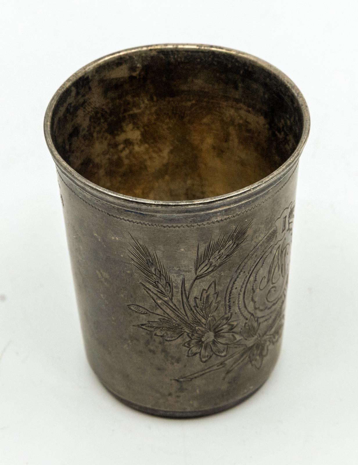 548. Taurelė su monograma „MP“.