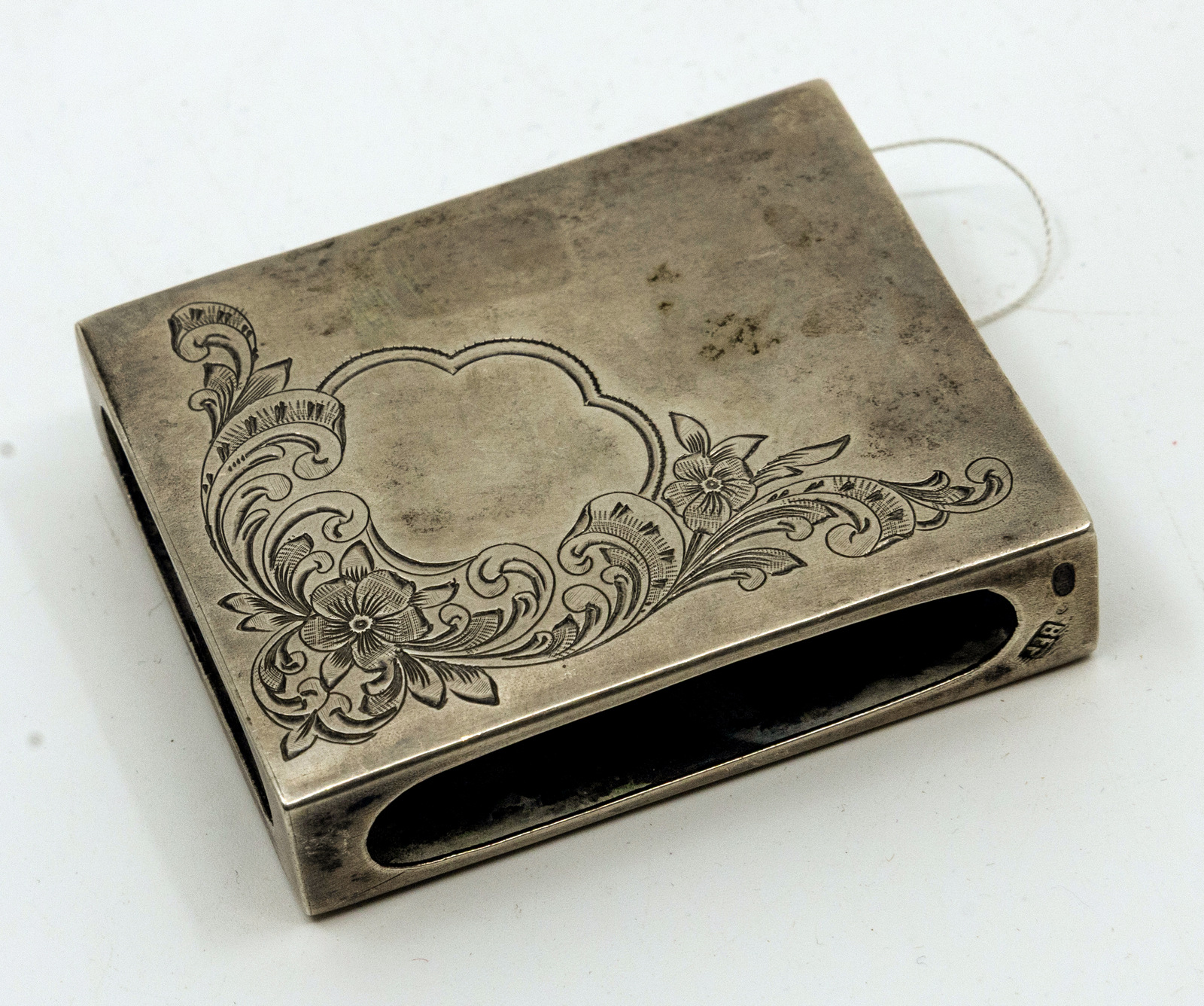 551. Dėklas degtukų dėžutei.