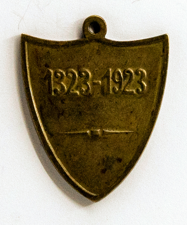 575. Ženklelis „Atmink Vilnių 1323–1923“